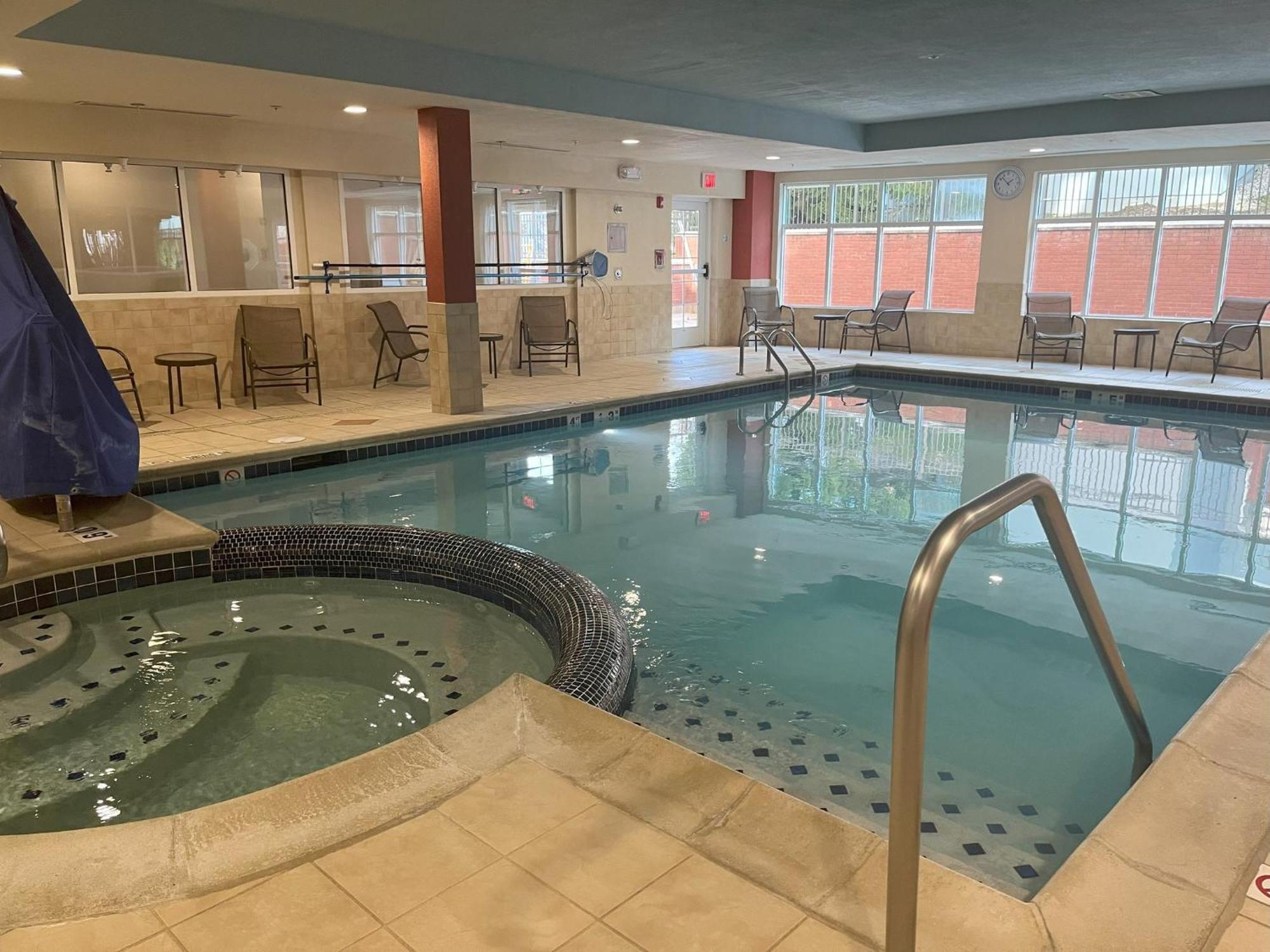 Holiday Inn Express Hotel & Suites Grand Rapids-North By Ihg Walker Bagian luar foto