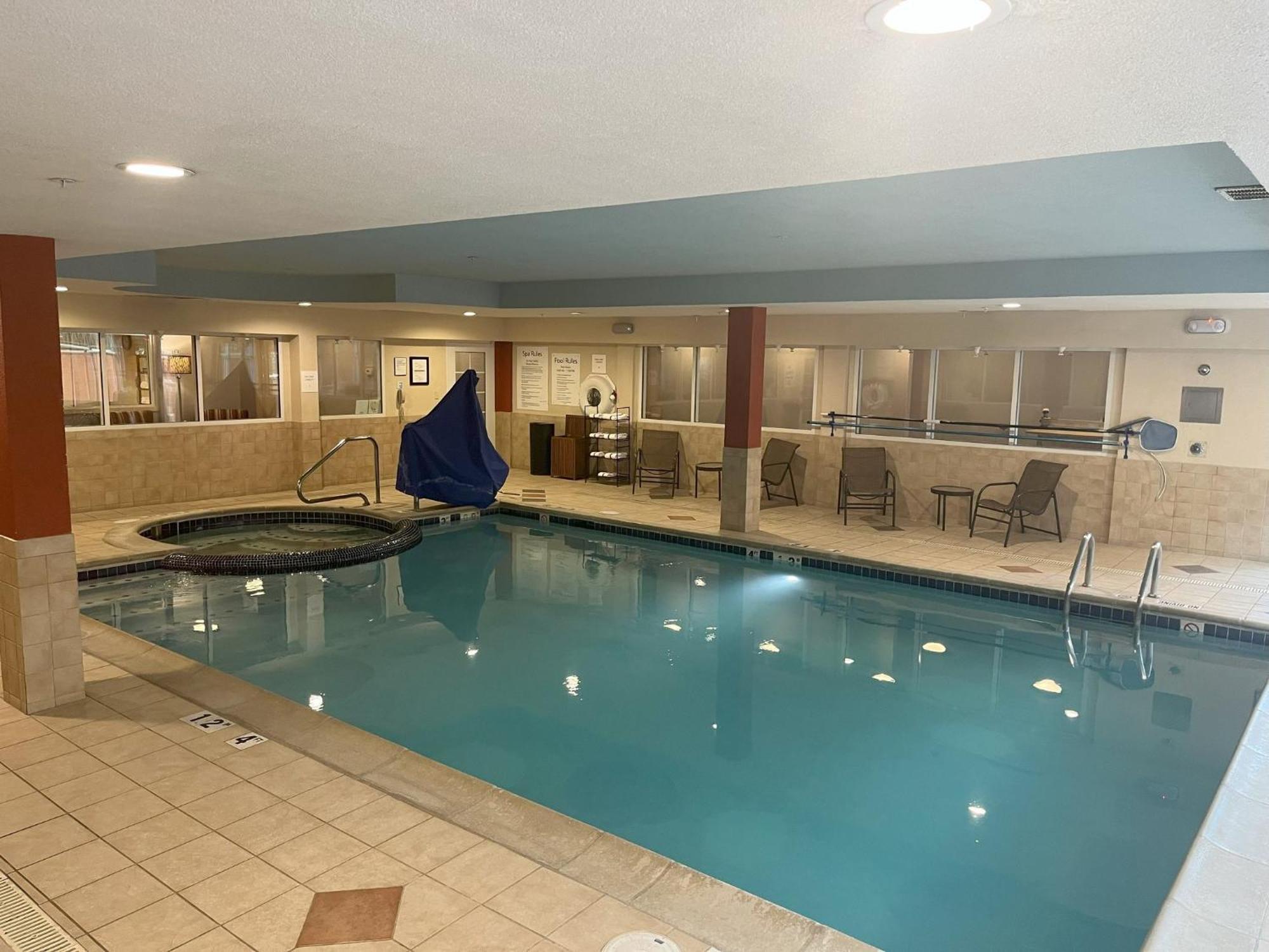 Holiday Inn Express Hotel & Suites Grand Rapids-North By Ihg Walker Bagian luar foto