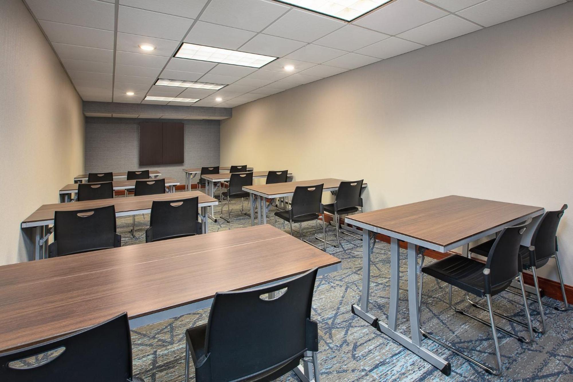 Holiday Inn Express Hotel & Suites Grand Rapids-North By Ihg Walker Bagian luar foto
