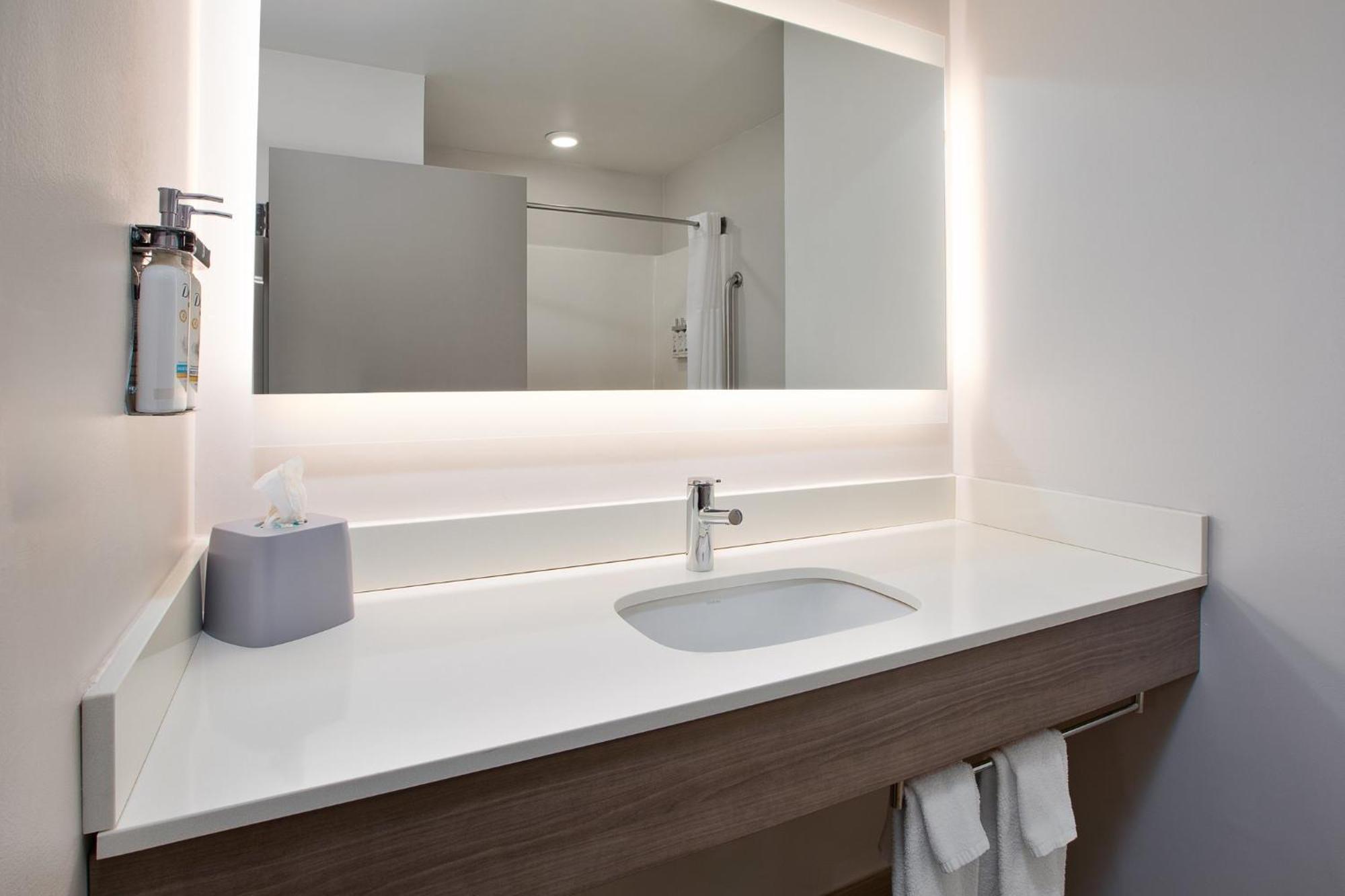 Holiday Inn Express Hotel & Suites Grand Rapids-North By Ihg Walker Bagian luar foto