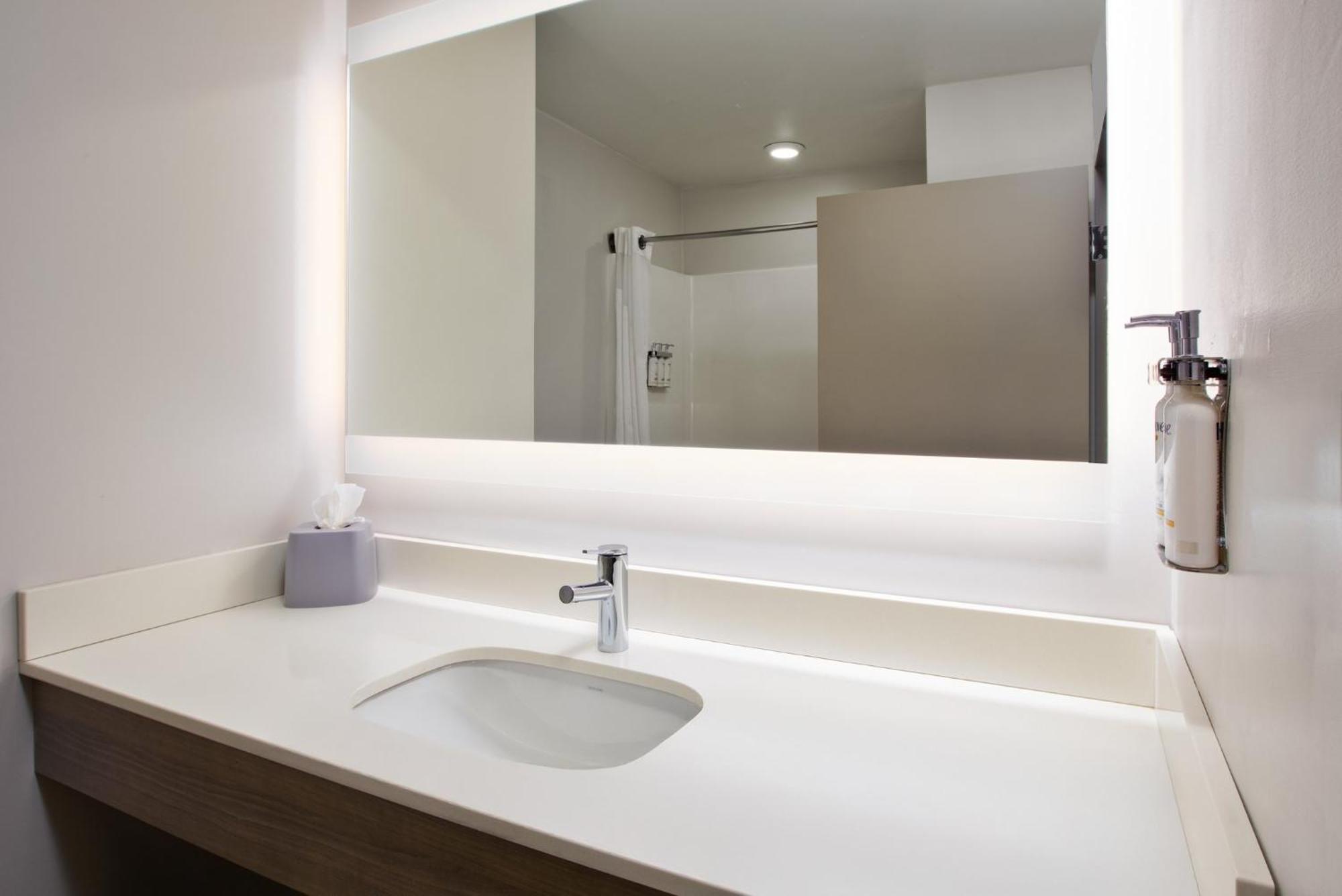 Holiday Inn Express Hotel & Suites Grand Rapids-North By Ihg Walker Bagian luar foto