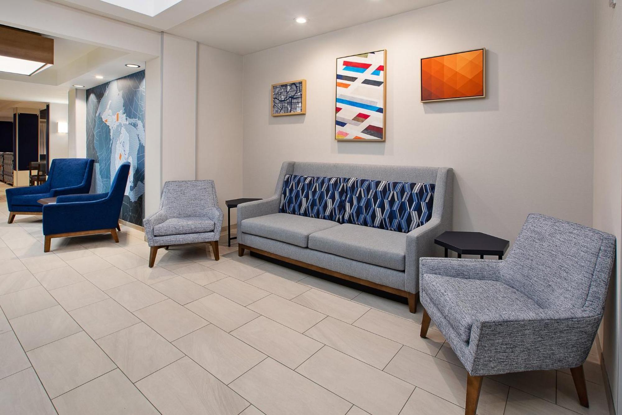Holiday Inn Express Hotel & Suites Grand Rapids-North By Ihg Walker Bagian luar foto